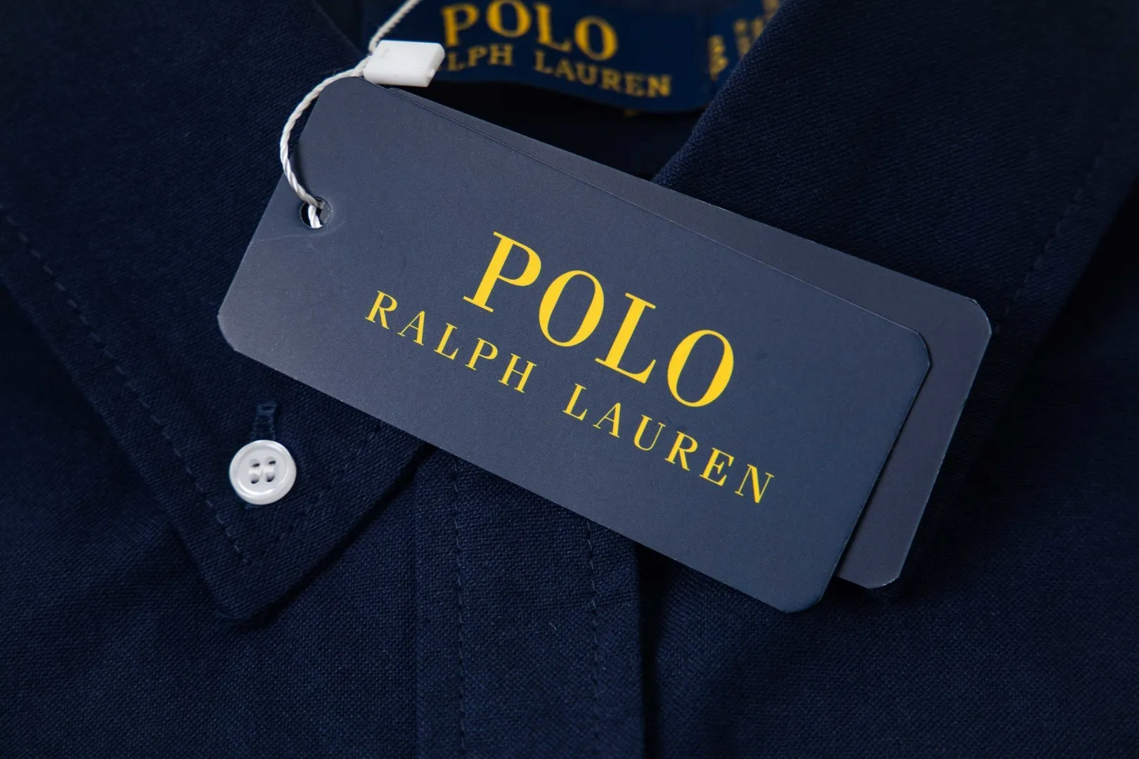 🅿️250 New: Style number: B141 Ralph Lauren/Ralph Lauren classic small label couple's long-sleeved shirt 1️⃣ Made of high-quality fabrics, the upper body is soft and comfortable, extremely delicate, and feels solid, smooth and soft. The fabric has the characteristics of being wrinkle-free and has an invincible feel. The details are perfectly handled! 2️⃣The workmanship details are perfectly controlled. They are all hemmed with vest technology, and the inside of the sleeves are also used. Different from the four-needle and five-thread workmanship, the collars are also all designed with interlining, showing high-end fashion and individuality, and the style is fashionable, simple and elegant! 3️⃣It is very youthful and energetic, and can be easily worn by both men and women. It is very in line with the fashion aesthetic concepts of today's young people! Color: Black, White, Navy Size: S, M, L, XL